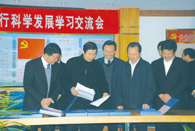 盐城的盐东镇人口多少_...:与会人员参观盐城市亭湖区盐东镇农业综合服务中心(2)