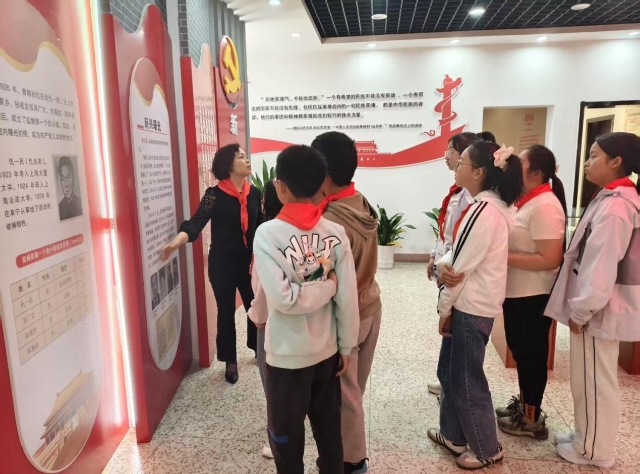 新兴镇关工委在镇校外辅导中心站举办“让雷锋精神永放光彩”留守儿童专题报告会