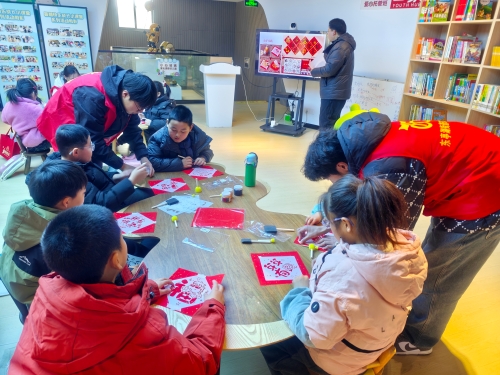 东亭湖街道北林社区开展“暖冬学堂”公益寒托服务