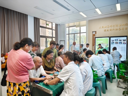 东亭湖街道北林社区开展健康义诊活动