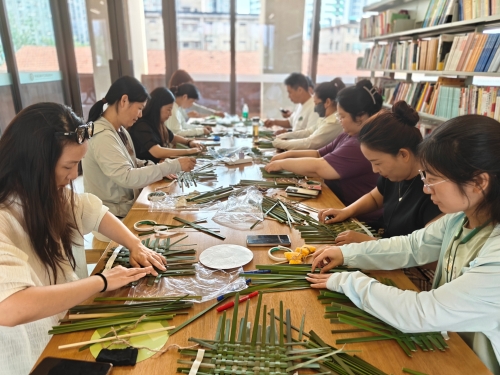 巧手纳凉传古韵！先锋街道举办蒲草编手工制作主题活动