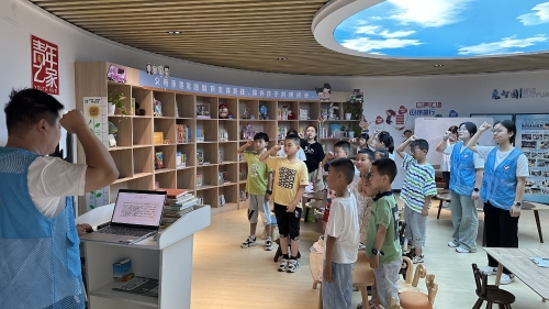 东亭湖街道联合盐城工学院经济管理学院博爱志愿者团组织开展以“安全教育”为主题的儿童课堂