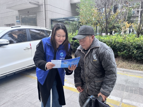 新洋街道童家沟社区宣传“江苏医惠保”相关政策